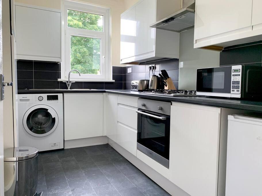 Modern And Vibrantly Designed Apartment Motherwell Luaran gambar