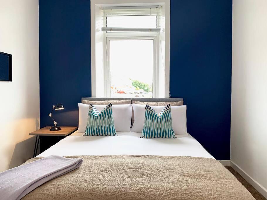 Modern And Vibrantly Designed Apartment Motherwell Luaran gambar