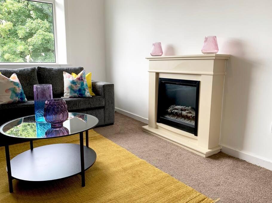 Modern And Vibrantly Designed Apartment Motherwell Luaran gambar