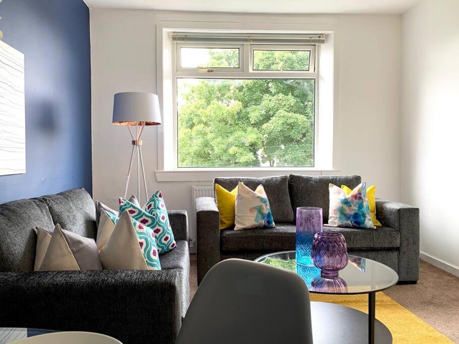 Modern And Vibrantly Designed Apartment Motherwell Luaran gambar