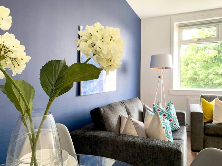 Modern And Vibrantly Designed Apartment Motherwell Luaran gambar